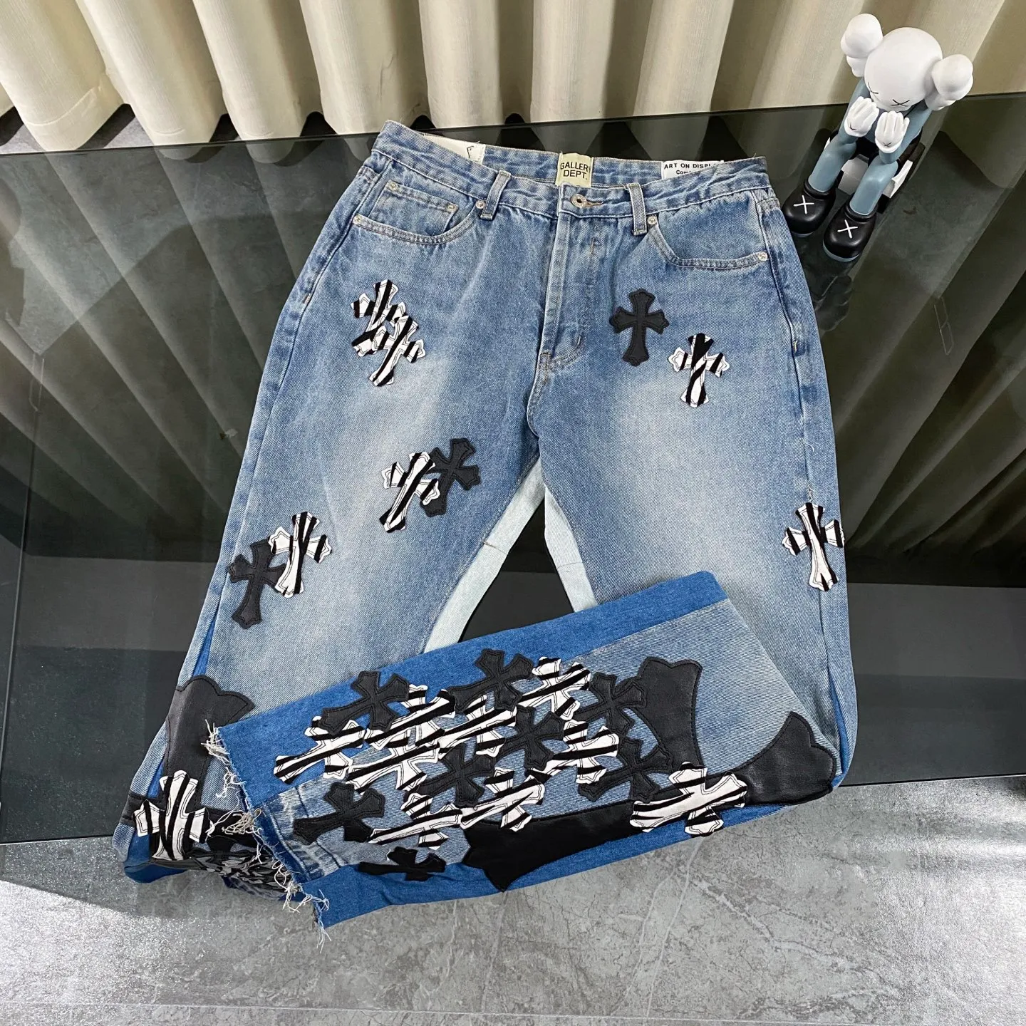 P270 CH Chromehearts zebra black and white cross patch patchwork jeans, priced at 34W level, patchwork cross pattern embellishment, washed jeans! ! An absolutely high-end luxury product, a 1.9W-level god-level single product, a super popular product, made by top heavy industry, a magic weapon that cannot be missed! [About Zangyin] This is an extremely luxurious fashion brand that can also be called the aristocracy of the high street. It has always been an exclusive brand for some hipsters or rich second generations. Compared with ordinary high streets, it is more luxurious and noble. Compared with luxury brands, it is more fashionable and individual. It has always been a brand that I have a special liking for. [Top heavy industry fashion design] Consistently high-street luxury style. Speaking of this style, the Zangyin family and GU family are definitely the leading representative brands. Especially the Zangyin family has really achieved a state-of-the-art effect in creating high-street style. The unique washed material is used to create this style. The color system is already quite eye-catching. After it is decorated with patchwork cross flowers, it cleverly highlights the charm of the brand. Secondly, this style uses classic The high-waist cutting design highlights the long legs and fashionable temperament of the upper body. The brand is highly recognizable and the slim fit configuration is more suitable for daily wear. It is a product that interprets personality, fashion, and specifications at a glance. This single product is enough to make any fan excited. It can be a white T-shirt for a youthful college style, or a tight suspender for a royal style. It has strong matching ability and can be easily controlled by men.  [Materials and craftsmanship] Needless to say, this point goes without saying. As an excellent craftsman brand, Zangyin’s requirements for details and craftsmanship are really perfect. The washed color of this model has gone through so many processes, not to mention the embellishment of denim appliques. It is also purely hand-made and sewn. Just like what they believe in, only hand-made things have soul and have the meaning of wear. A top-notch heavy-duty fashionable denim item, I look forward to your perfect interpretation! !  Color: black gray Size: 28-36